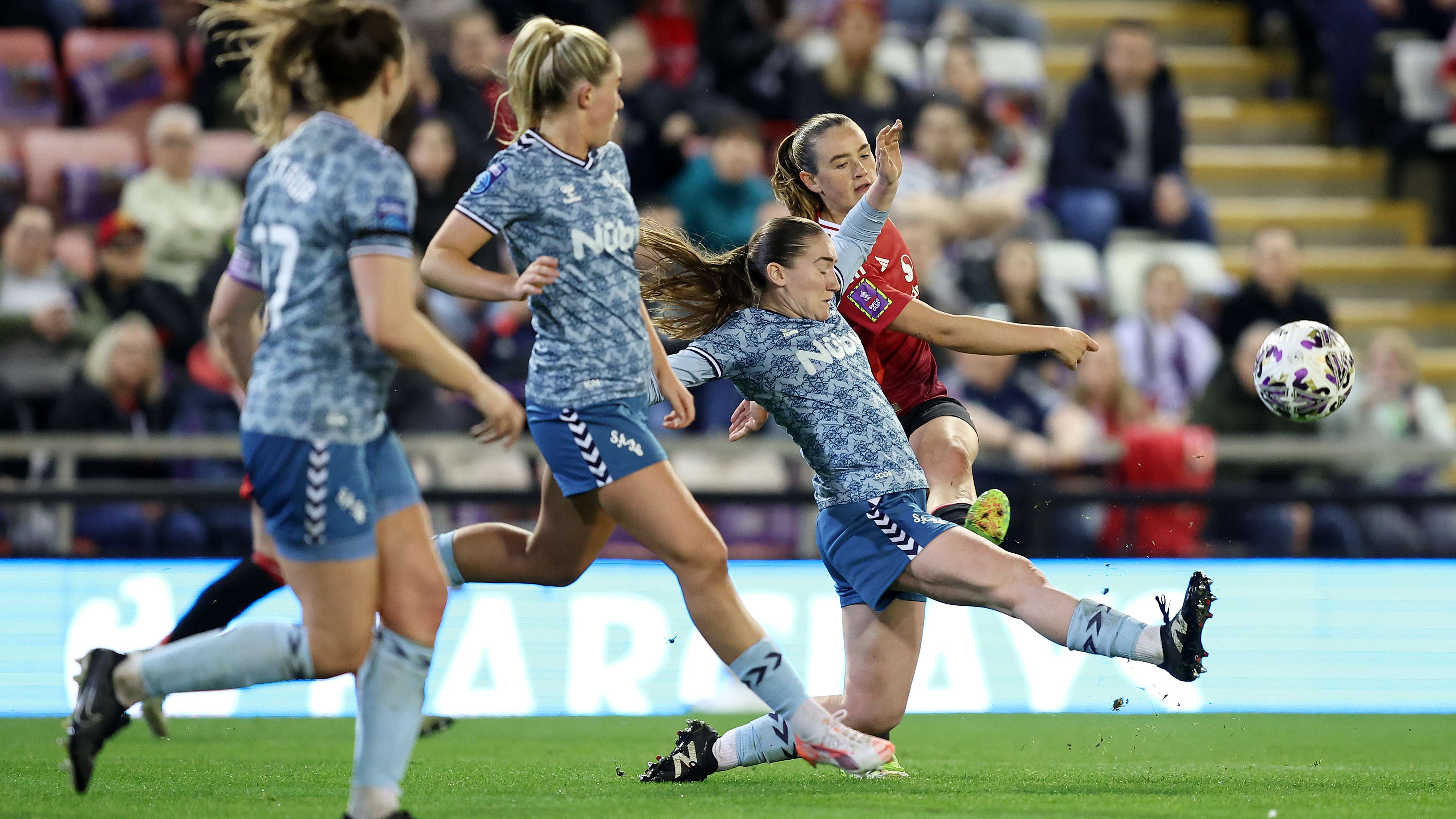 欧冠改制后巴萨曾5次零封本菲卡，为并列第二多.