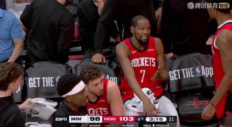 火箭险胜！杜兰特39+4+7，赛后阿杜跑过来，一把抱住兰德尔
